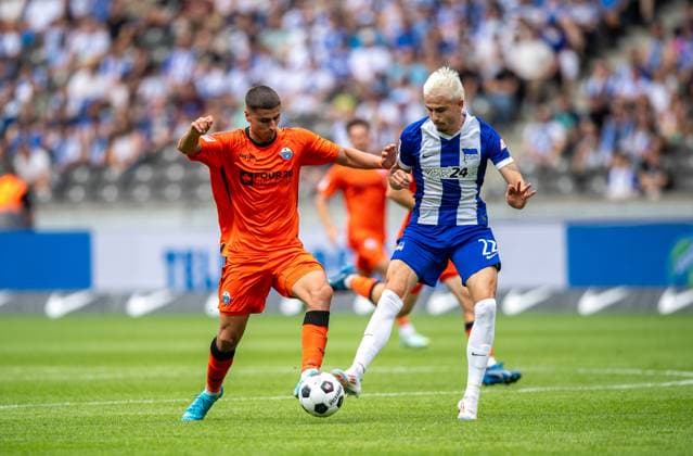 Fussball, Herren, Saison 2024 2025, 2. Bundesliga (1. Spieltag), Hertha BSC - SC Paderborn, v.l. Koen Kostons (SC Paderborn), Marten Winkler (Hertha BSC), 03.08. 2024,