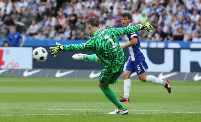 Torwart Tjark Ernst, dahinter Diego Demme Einzelbild Freisteller Aktion Fußball Fussball DFL 2.Bundesliga Herren 1.Spieltag Saison 2024 2025 03.08.2024 Hertha BSC Berlin vs. SC Paderborn SCP DFL regulations prohibit any use of photographs as image sequences and or quasi-video