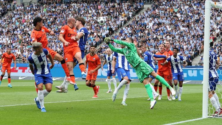 Sven Michel im Zweikampf mit Linus Gechter, Torwart Tjark Ernst Spielszene Aktion Fußball Fussball DFL 2.Bundesliga Herren 1.Spieltag Saison 2024 2025 03.08.2024 Hertha BSC Berlin vs. SC Paderborn SCP DFL regulations prohibit any use of photographs as image sequences and or quasi-video