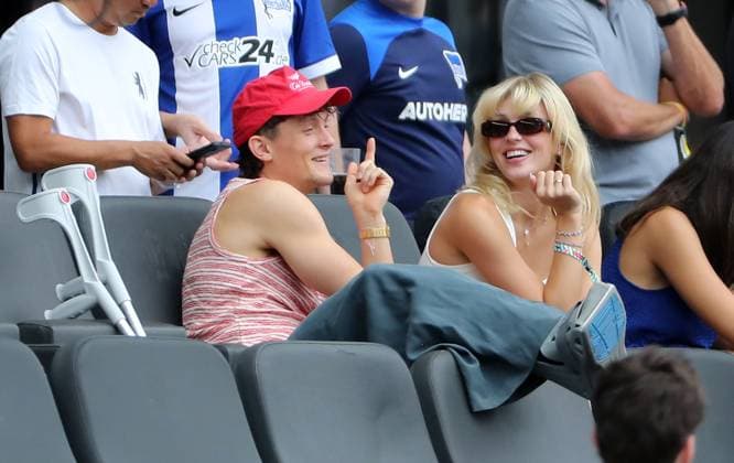 Fabian Reese mit Schiene am Bain und Freundin Johanna Grünewald auf der Tribüne Fußball Fussball DFL 2.Bundesliga Herren 1.Spieltag Saison 2024 2025 03.08.2024 Hertha BSC Berlin vs. SC Paderborn SCP DFL regulations prohibit any use of photographs as image sequences and or quasi-video