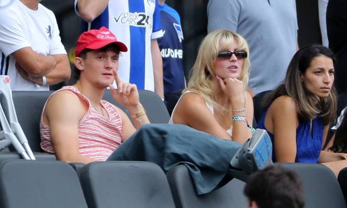 Fabian Reese mit Schiene am Bain und Freundin Johanna Grünewald auf der Tribüne Fußball Fussball DFL 2.Bundesliga Herren 1.Spieltag Saison 2024 2025 03.08.2024 Hertha BSC Berlin vs. SC Paderborn SCP DFL regulations prohibit any use of photographs as image sequences and or quasi-video