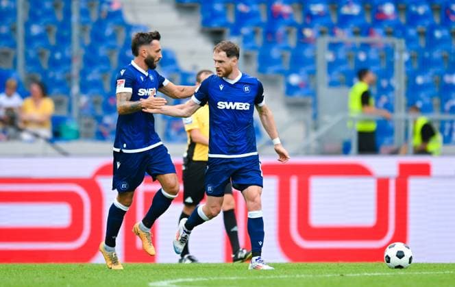 Fabian Schleusener (Karlsruher SC) und Budu Zivzivadze (Karlsruher SC) bejubeln das erste Tor ihrer Mannschaft, 2. Bundesliga, Karlsruher SC vs 1. FC Nuernberg, BBBank Wildpark am 03. August 2024 in Karlsruhe, Deutschland. (Foto von Silas Schueller DeFodi Images) Fabian Schleusener (Karlsruher SC) und Budu Zivzivadze (Karlsruher SC) celebrate the first goal by their team, 2. Bundesliga, Karlsruher SC vs 1. FC Nuernberg, BBBank Wildpark on August 3, 2024 in Karlsruhe, Germany. (Photo by Silas Schueller DeFodi Images) Defodi-738_738_KSCFCN_20240803_194