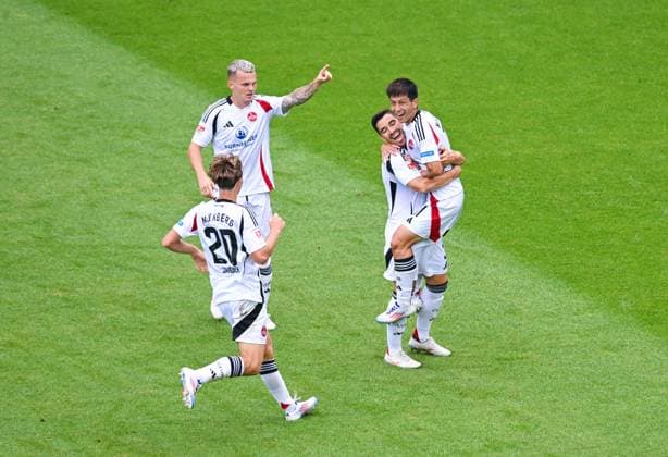 Florian Pick (1. FC Nuernberg), Kanji Okunuki (1. FC Nuernberg), Caspar Jander (1. FC Nuernberg) und Danilo Soares (1. FC Nuernberg) bejubeln das erste Tor ihres Team, 2. Bundesliga, Karlsruher SC vs 1. FC Nuernberg, BBBank Wildpark am 03. August 2024 in Karlsruhe, Deutschland. (Foto von Silas Schueller DeFodi Images) Florian Pick (1. FC Nuernberg), Kanji Okunuki (1. FC Nuernberg), Caspar Jander (1. FC Nuernberg) und Danilo Soares (1. FC Nuernberg) celebrate the first goal by their team, 2. Bundesliga, Karlsruher SC vs 1. FC Nuernberg, BBBank Wildpark on August 3, 2024 in Karlsruhe, Germany. (Photo by Silas Schueller DeFodi Images) Defodi-738_738_KSCFCN_20240803_174