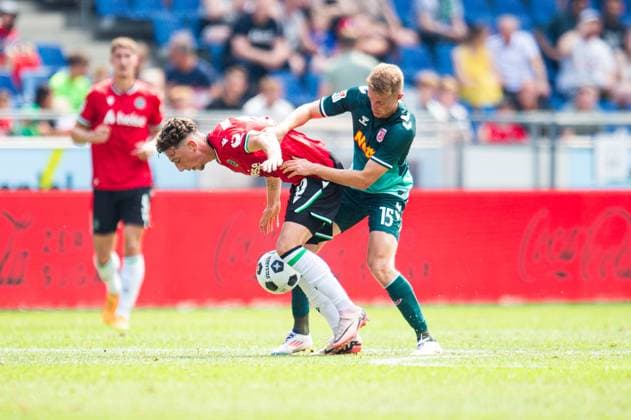 03.08.2024 - Fußball, 2024 2025, 2. Bundesliga, 1. Spieltag, Hannover 96 - SSV Jahn Regensburg: (L-R) Jannik Rochelt (Hannover), Sebastian Ernst (Regensburg) DFL REGULATIONS PROHIBIT ANY USE OF PHOTOGRAPHS AS IMAGE SEQUENCES AND OR QUASI-VIDEO.