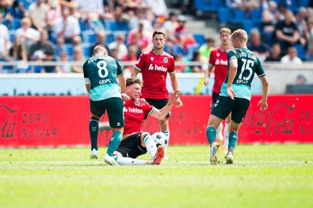 03.08.2024 - Fußball, 2024 2025, 2. Bundesliga, 1. Spieltag, Hannover 96 - SSV Jahn Regensburg: (L-R) Andreas Geipl, Jannik Rochelt (Hannover), Sebastian Ernst (Regensburg) DFL REGULATIONS PROHIBIT ANY USE OF PHOTOGRAPHS AS IMAGE SEQUENCES AND OR QUASI-VIDEO.