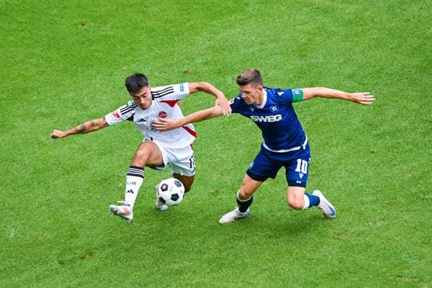 Jens Castrop (1. FC Nuernberg) und Marvin Wanitzek (Karlsruher SC) im Zweikampf, 2. Bundesliga, Karlsruher SC vs 1. FC Nuernberg, BBBank Wildpark am 03. August 2024 in Karlsruhe, Deutschland. (Foto von Silas Schueller DeFodi Images) Jens Castrop (1. FC Nuernberg) und Marvin Wanitzek (Karlsruher SC) battle for the ball, 2. Bundesliga, Karlsruher SC vs 1. FC Nuernberg, BBBank Wildpark on August 3, 2024 in Karlsruhe, Germany. (Photo by Silas Schueller DeFodi Images) Defodi-738_738_KSCFCN_20240803_160