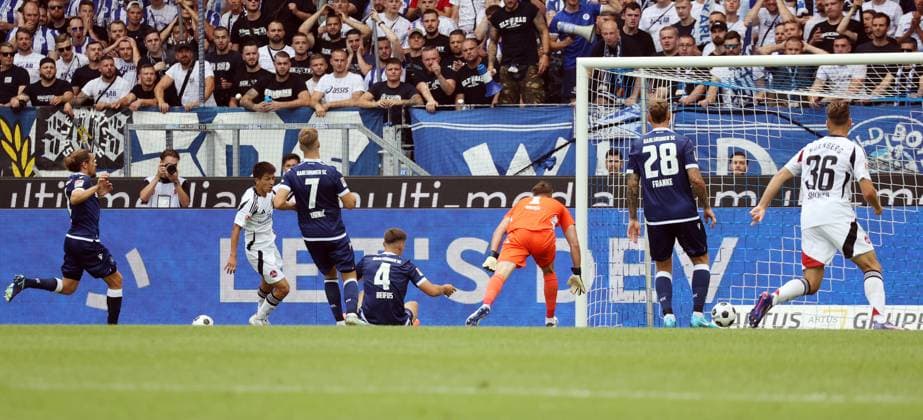03.08.24 Karlsruher SC - 1. FC Nürnberg Deutschland, Karlsruhe, 03.08.2024, Fussball, 2. Bundesliga, Karlsruher SC - 1. FC Nürnberg: li. Kanji Okunuki (1. FC Nürnberg); Tor 0:1 Okunuki.