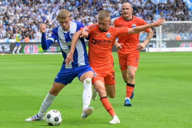 GER, Berlin, Fussball, Hertha BSC vs SC Paderborn, 2. Bundesliga, Olympiastadion, 03.08.2024, v.l. Michael Cuisance (Hertha 27), Sebastian Klaas (SC Paderborn 07), Sven Michel (SC Paderborn 07), Zweikampf, Action, Kampf, kaempft um den Ball, dfl-dfb-regulations-prohibit-any-use-of-photographs-as-image-sequences-and-or-quasi-video