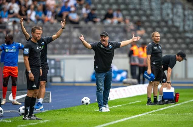 Fussball, Herren, Saison 2024 2025, 2. Bundesliga (1. Spieltag), Hertha BSC - SC Paderborn, v.l. der 4. Offizielle Jan Seidel, Trainer Lukas Kwasniok (SC Paderborn), 03.08. 2024,