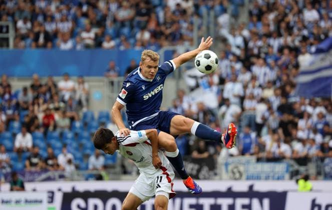 03.08.24 Karlsruher SC - 1. FC Nürnberg Deutschland, Karlsruhe, 03.08.2024, Fussball, 2. Bundesliga, Karlsruher SC - 1. FC Nürnberg: v.l. Kanju Okunuki (1. FC Nürnberg), Lasse Günther (Karlsruher SC).