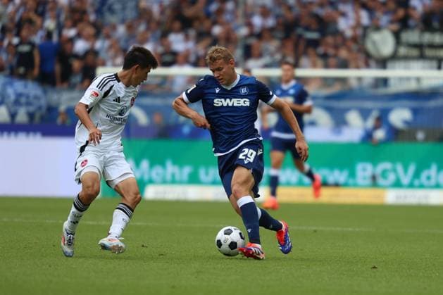 Lasse Guenther ( Karlsruher SC, 29) Zweikampf, Kampf um den Ball, motiviert, Ehrgeiz, Duell, Pressing, Verteidigung, Defensive, Offensive, Dribbling, Einsatz Kanji Okunuki ( 1. FC Nuernberg, 11 ) Karlsruher SC vs. 1. FC Nuernberg, Fussball, 2. Liga, 1. Spieltag, 2024 2025, 03.08.2024 , DFL REGULATIONS PROHIBIT ANY USE OF PHOTOGRAPHS AS IMAGE SEQUENCES AND OR QUASI-VIDEO. Karlsruher SC vs. 1. FC Nuernberg, Fussball, 2. Liga, 1. Spieltag, 2024 2025, 03.08.2024 Karlsruhe