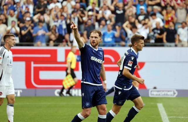 03.08.24 Karlsruher SC - 1. FC Nürnberg Deutschland, Karlsruhe, 03.08.2024, Fussball, 2. Bundesliga, Karlsruher SC - 1. FC Nürnberg: Budu Zivzivadze (Karlsruher SC); Jubel Tor 1:2 Zivzivadze.