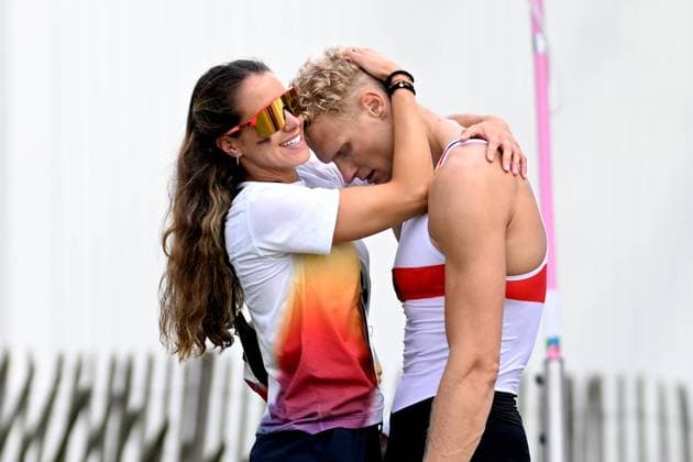 Sport Themen der Woche KW31 ZEIDLER Oliver Team GER Olympiasieger mit Freundin MAEKIN Sofia nach dem Sieg Rudern Maenner einer Finale Paris Olympische Spiele 2024 03.08.2024 Vaires sur Marne *** ZEIDLER Oliver Team GER Olympic champion with girlfriend MAEKIN Sofia after winning a mens rowing final Paris Olympic Games 2024 03 08 2024 Vaires sur Marne Copyright: xLacixPerenyix