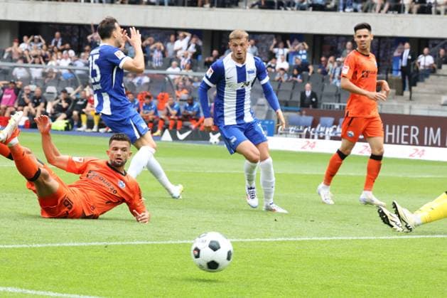 DEU, DFL, 2. FBL, Hertha BSC vs. SC Paderborn 07, 03.08.2024, Berliner Olympiastadion, Berlin, DEU, DFL, 2. FBL, Hertha BSC vs. SC Paderborn 07, im Bild Haris Tabakovic (Hertha BSC Berlin 25), Michael Cuisance (Hertha BSC Berlin 27), Visar Musliu (SC Paderborn 16), DFL - regulations prohibit any use of Photographs as image sequences and or quasi-video Foto: Juergen Engler nordphoto GmbH