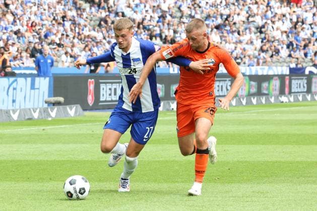 DEU, DFL, 2. FBL, Hertha BSC vs. SC Paderborn 07, 03.08.2024, Berliner Olympiastadion, Berlin, DEU, DFL, 2. FBL, Hertha BSC vs. SC Paderborn 07, im Bild Michael Cuisance (Hertha BSC Berlin 27), Sebastian Klaas (SC Paderborn 26) DFL - regulations prohibit any use of Photographs as image sequences and or quasi-video Foto: Juergen Engler nordphoto GmbH