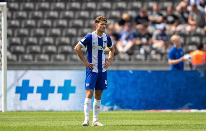 Fussball, Herren, Saison 2024 2025, 2. Bundesliga (1. Spieltag), Hertha BSC - SC Paderborn, Linus Gechter (Hertha BSC), Enttäuschung nach Gegentor zum 0:2, 03.08. 2024,