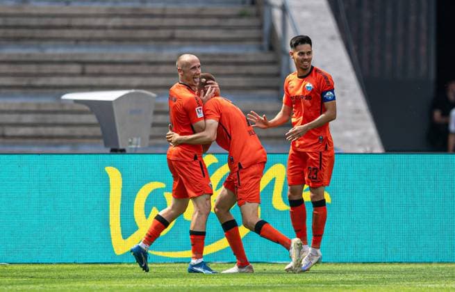 Fussball, Herren, Saison 2024 2025, 2. Bundesliga (1. Spieltag), Hertha BSC - SC Paderborn, v.l. Sven Michel (SC Paderborn), Filip Bilbija (SC Paderborn), Raphael Obermair (SC Paderborn), Jubel nach Tor zum 0:2, 03.08. 2024,