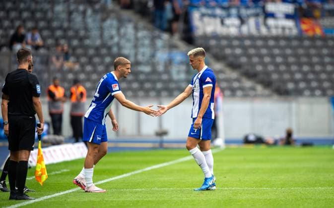 Fussball, Herren, Saison 2024 2025, 2. Bundesliga (1. Spieltag), Hertha BSC - SC Paderborn, v.l. Marton Dardai (Hertha BSC), Marc Oliver Kempf (Hertha BSC), 03.08. 2024,