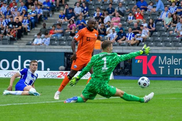 03.08.2024, xlakx, Fussball 2.Bundesliga, Hertha BSC Berlin - SC Paderborn emspor, v.l. David Kinsombi (SC Paderborn 07),Tjark Ernst (Hertha BSC),Zweikampf, Duell, Kampf, tackle (DFL DFB REGULATIONS PROHIBIT ANY USE OF PHOTOGRAPHS as IMAGE SEQUENCES and or QUASI-VIDEO) Daniel Lakomski JAN Huebner Berlin