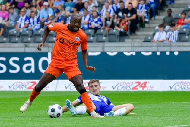 03.08.2024, xlakx, Fussball 2.Bundesliga, Hertha BSC Berlin - SC Paderborn emspor, v.l. David Kinsombi (SC Paderborn 07),Jonjoe Kenny(Hertha BSC),Zweikampf, Duell, Kampf, tackle (DFL DFB REGULATIONS PROHIBIT ANY USE OF PHOTOGRAPHS as IMAGE SEQUENCES and or QUASI-VIDEO) Daniel Lakomski JAN Huebner Berlin