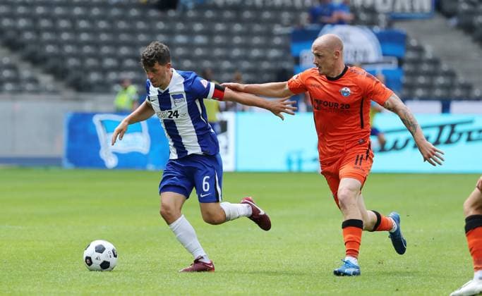 Diego Demme im Zweikampf mit Sven Michel Spielszene Aktion Fußball Fussball DFL 2.Bundesliga Herren 1.Spieltag Saison 2024 2025 03.08.2024 Hertha BSC Berlin vs. SC Paderborn SCP DFL regulations prohibit any use of photographs as image sequences and or quasi-video