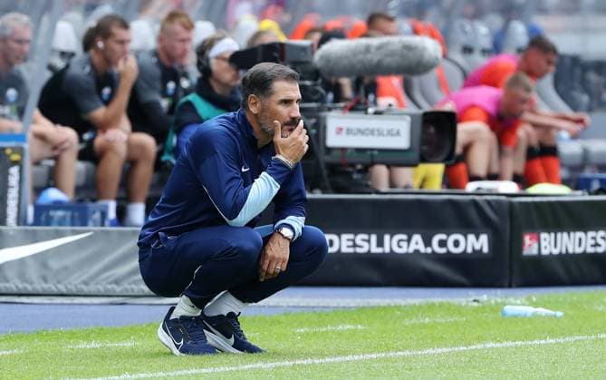 Trainer Cristian Fiel nachdenklich Einzelbild Freisteller Aktion Fußball Fussball DFL 2.Bundesliga Herren 1.Spieltag Saison 2024 2025 03.08.2024 Hertha BSC Berlin vs. SC Paderborn SCP DFL regulations prohibit any use of photographs as image sequences and or quasi-video