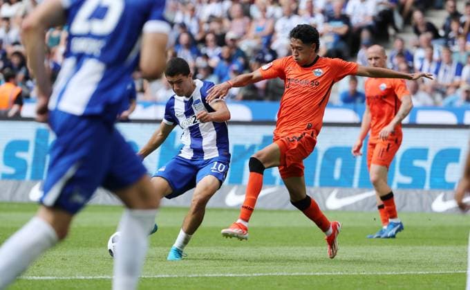 Ibrahim Maza erzielt das Tor zum 1:2, Santiago Castaneda Zweikampf Spielszene Aktion Fußball Fussball DFL 2.Bundesliga Herren 1.Spieltag Saison 2024 2025 03.08.2024 Hertha BSC Berlin vs. SC Paderborn SCP DFL regulations prohibit any use of photographs as image sequences and or quasi-video
