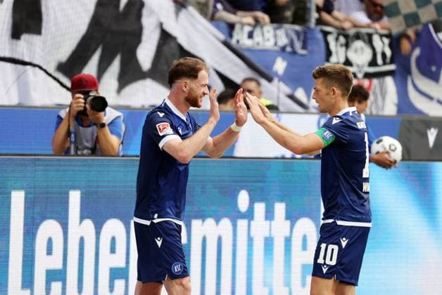 03.08.24 Karlsruher SC - 1. FC Nürnberg Deutschland, Karlsruhe, 03.08.2024, Fussball, 2. Bundesliga, Karlsruher SC - 1. FC Nürnberg: v.l. Budu Zivzivadze, Marvin Wanitzek (beide Karlsruher SC); Jubel Tor 3:2 Zivzivadze.