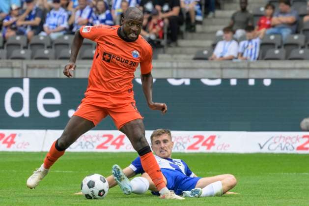 GER, Berlin, Fussball, Hertha BSC vs SC Paderborn, 2. Bundesliga, Olympiastadion, 03.08.2024, v.l. David Kinsombi (SC Paderborn 07), Jonjoe Kenny (Hertha 16 ), Zweikampf, Action, Kampf, kaempft um den Ball, dfl-dfb-regulations-prohibit-any-use-of-photographs-as-image-sequences-and-or-quasi-video