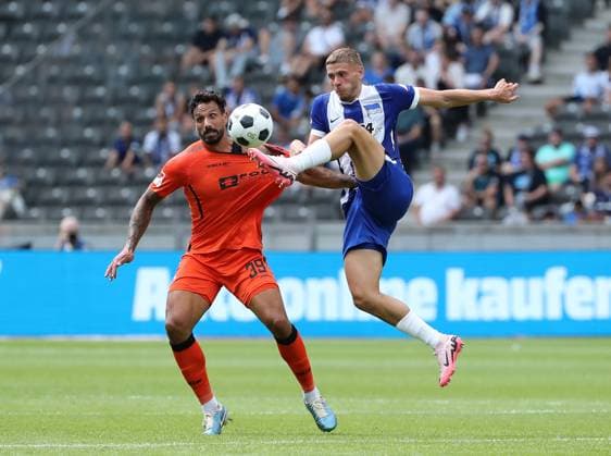 Adriano Grimaldi im Zweikampf mit Marton Dardai Spielszene Aktion Fußball Fussball DFL 2.Bundesliga Herren 1.Spieltag Saison 2024 2025 03.08.2024 Hertha BSC Berlin vs. SC Paderborn SCP DFL regulations prohibit any use of photographs as image sequences and or quasi-video