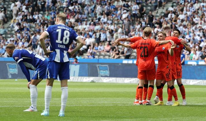 Sport Bilder des Tages Michael Cuisance, Luca Schuler enttäuscht nach Spielende, re. jubelnde Paderborner Enttäuschung Fußball Fussball DFL 2.Bundesliga Herren 1.Spieltag Saison 2024 2025 03.08.2024 Hertha BSC Berlin vs. SC Paderborn SCP DFL regulations prohibit any use of photographs as image sequences and or quasi-video