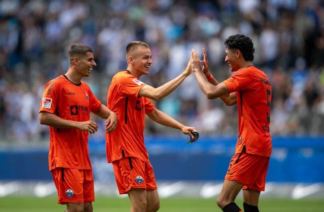 Fussball, Herren, Saison 2024 2025, 2. Bundesliga (1. Spieltag), Hertha BSC - SC Paderborn, v.l. Koen Kostons (SC Paderborn), Filip Bilbija (SC Paderborn), Santiago Castaneda (SC Paderborn), Jubel nach Abpfiff, 03.08. 2024,