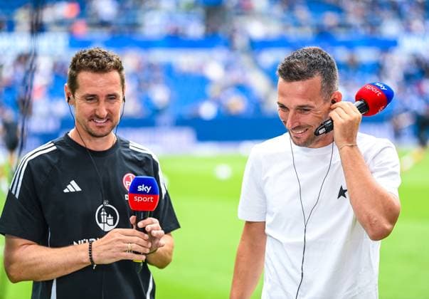 Trainer Miroslav Klose (1. FC Nuernberg) und Trainer Christian Eichner (Karlsruher SC) lachen zusammen, 2. Bundesliga, Karlsruher SC vs 1. FC Nuernberg, BBBank Wildpark am 03. August 2024 in Karlsruhe, Deutschland. (Foto von Silas Schueller DeFodi Images) Trainer Miroslav Klose (1. FC Nuernberg) und Trainer Christian Eichner (Karlsruher SC) laugh, 2. Bundesliga, Karlsruher SC vs 1. FC Nuernberg, BBBank Wildpark on August 3, 2024 in Karlsruhe, Germany. (Photo by Silas Schueller DeFodi Images) Defodi-738_738_KSCFCN_20240803_295