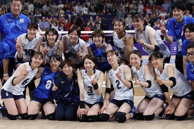 Paris Olympics: Volleyball Japan players pose for a photo after winning a women s volleyball preliminary round Pool B match against Kenya at the Paris Olympics on Aug. 3, 2024, at South Paris Arena in Paris.  A14AA0003227562P