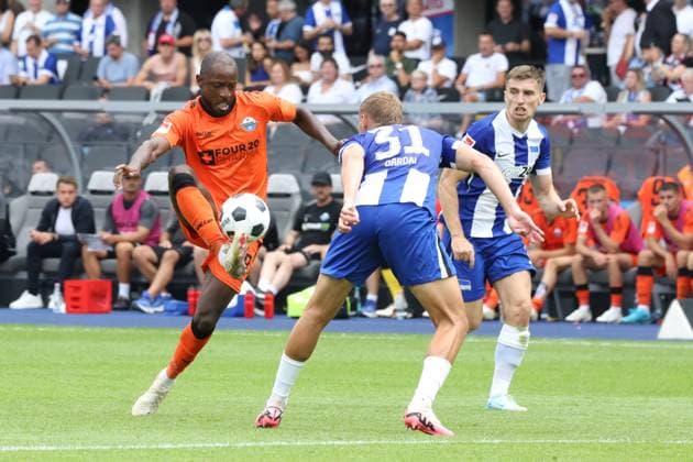 DEU, DFL, 2. FBL, Hertha BSC vs. SC Paderborn 07, 03.08.2024, Berliner Olympiastadion, Berlin, DEU, DFL, 2. FBL, Hertha BSC vs. SC Paderborn 07, im Bild Marton Dardai (Hertha BSC Berlin 31), Jonjoe Kenny (Hertha BSC Berlin 16), David Kinsombi (SC Paderborn 8) DFL - regulations prohibit any use of Photographs as image sequences and or quasi-video Foto: Juergen Engler nordphoto GmbH