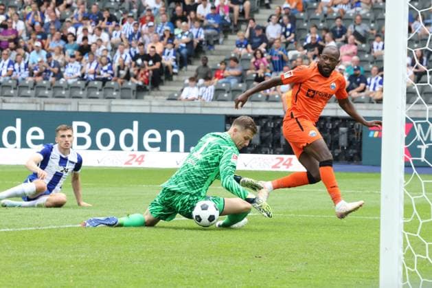 DEU, DFL, 2. FBL, Hertha BSC vs. SC Paderborn 07, 03.08.2024, Berliner Olympiastadion, Berlin, DEU, DFL, 2. FBL, Hertha BSC vs. SC Paderborn 07, im Bild Tjark Ernst (Hertha BSC Berlin 1), Jonjoe Kenny (Hertha BSC Berlin 16), David Kinsombi (SC Paderborn 8) DFL - regulations prohibit any use of Photographs as image sequences and or quasi-video Foto: Juergen Engler nordphoto GmbH