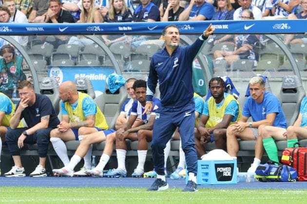 DEU, DFL, 2. FBL, Hertha BSC vs. SC Paderborn 07, 03.08.2024, Berliner Olympiastadion, Berlin, DEU, DFL, 2. FBL, Hertha BSC vs. SC Paderborn 07, im Bild Cheftrainer Cristian Fiel (Hertha BSC Berlin), Hertha-Spielerbank DFL - regulations prohibit any use of Photographs as image sequences and or quasi-video Foto: Juergen Engler nordphoto GmbH