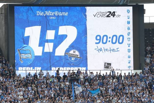 DEU, DFL, 2. FBL, Hertha BSC vs. SC Paderborn 07, 03.08.2024, Berliner Olympiastadion, Berlin, DEU, DFL, 2. FBL, Hertha BSC vs. SC Paderborn 07, im Bild Anzeigetafel mit dem Endergebnis, 1:2 DFL - regulations prohibit any use of Photographs as image sequences and or quasi-video Foto: Juergen Engler nordphoto GmbH