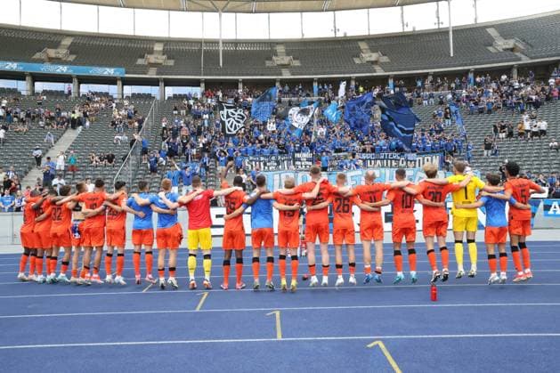 DEU, DFL, 2. FBL, Hertha BSC vs. SC Paderborn 07, 03.08.2024, Berliner Olympiastadion, Berlin, DEU, DFL, 2. FBL, Hertha BSC vs. SC Paderborn 07, im Bild Paderborner-Spieler, Paderborner-Fans DFL - regulations prohibit any use of Photographs as image sequences and or quasi-video Foto: Juergen Engler nordphoto GmbH