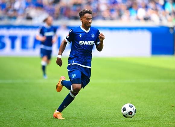 Bambase Conte (Karlsruher SC) in Aktion, 2. Bundesliga, Karlsruher SC vs 1. FC Nuernberg, BBBank Wildpark am 03. August 2024 in Karlsruhe, Deutschland. (Foto von Silas Schueller DeFodi Images) Bambase Conte (Karlsruher SC) controls the ball, 2. Bundesliga, Karlsruher SC vs 1. FC Nuernberg, BBBank Wildpark on August 3, 2024 in Karlsruhe, Germany. (Photo by Silas Schueller DeFodi Images) Defodi-738_738_KSCFCN_20240803_755