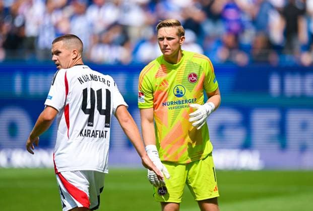 Jan Reichert (1. FC Nuernberg) schaut zu, 2. Bundesliga, Karlsruher SC vs 1. FC Nuernberg, BBBank Wildpark am 03. August 2024 in Karlsruhe, Deutschland. (Foto von Silas Schueller DeFodi Images) Jan Reichert (1. FC Nuernberg) looks on, 2. Bundesliga, Karlsruher SC vs 1. FC Nuernberg, BBBank Wildpark on August 3, 2024 in Karlsruhe, Germany. (Photo by Silas Schueller DeFodi Images) Defodi-738_738_KSCFCN_20240803_756