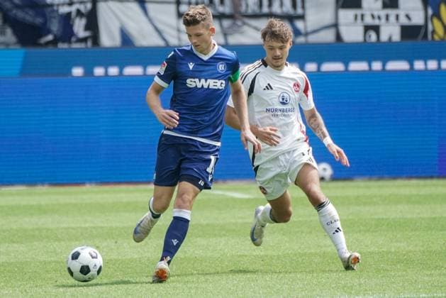 03.08.2024, xhfmx, Fussball 2.Bundesliga, Karlsruher SC - 1.FC Nürnberg emspor, v.l. Marvin Wanitzek (Karlsruher SC), Jannik Hofmann (1. FC Nürnberg) (DFL DFB REGULATIONS PROHIBIT ANY USE OF PHOTOGRAPHS as IMAGE SEQUENCES and or QUASI-VIDEO) Karlsruhe
