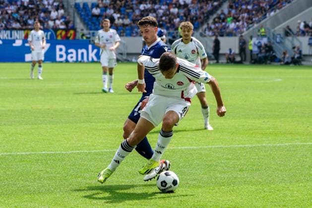 03.08.2024, xhfmx, Fussball 2.Bundesliga, Karlsruher SC - 1.FC Nürnberg emspor, v.l. Stefanos Tzimas (1. FC Nürnberg), Marcel Beifus (Karlsruher SC) (DFL DFB REGULATIONS PROHIBIT ANY USE OF PHOTOGRAPHS as IMAGE SEQUENCES and or QUASI-VIDEO) Karlsruhe