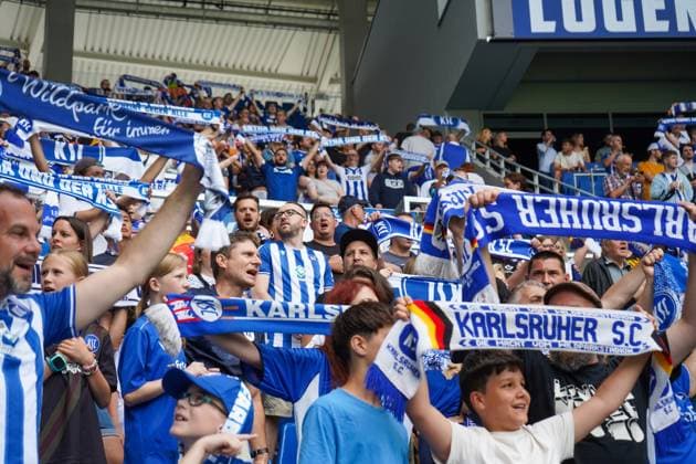 03.08.2024, xhfmx, Fussball 2.Bundesliga, Karlsruher SC - 1.FC Nürnberg emspor, KSC Fans beim Banner Lied. (DFL DFB REGULATIONS PROHIBIT ANY USE OF PHOTOGRAPHS as IMAGE SEQUENCES and or QUASI-VIDEO) Karlsruhe