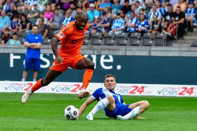03.08.2024, xlakx, Fussball 2.Bundesliga, Hertha BSC Berlin - SC Paderborn emspor, v.l. David Kinsombi (SC Paderborn 07),Jonjoe Kenny(Hertha BSC),Zweikampf, Duell, Kampf, tackle (DFL DFB REGULATIONS PROHIBIT ANY USE OF PHOTOGRAPHS as IMAGE SEQUENCES and or QUASI-VIDEO) Daniel Lakomski JAN Huebner Berlin
