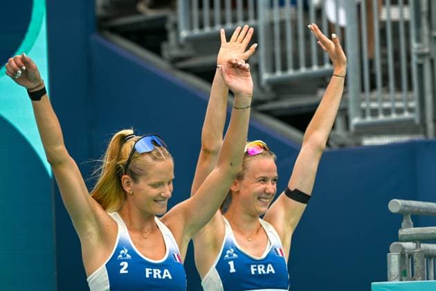 Olympische Spiele Beach volleyball, Beachvolleyball ; Paris 03.08.2024 Vorrunde, Frauen, FRA_SUI, Lezana Placette (1, FRA), Alexia Richard (2, FRA) Copyright: xBEAUTIFULxSPORTS TomxBlochx