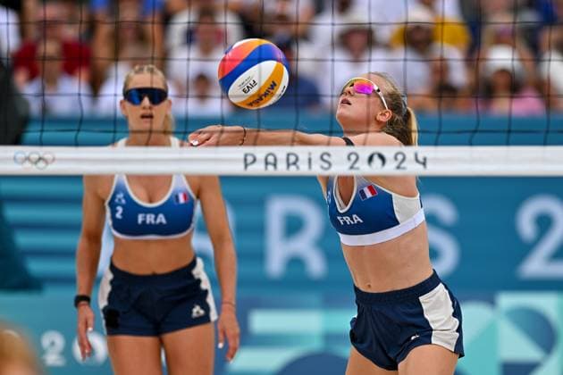 Olympische Spiele Beach volleyball, Beachvolleyball ; Paris 03.08.2024 Vorrunde, Frauen, FRA_SUI, Lezana Placette (1, FRA), Alexia Richard (2, FRA) Copyright: xBEAUTIFULxSPORTS TomxBlochx