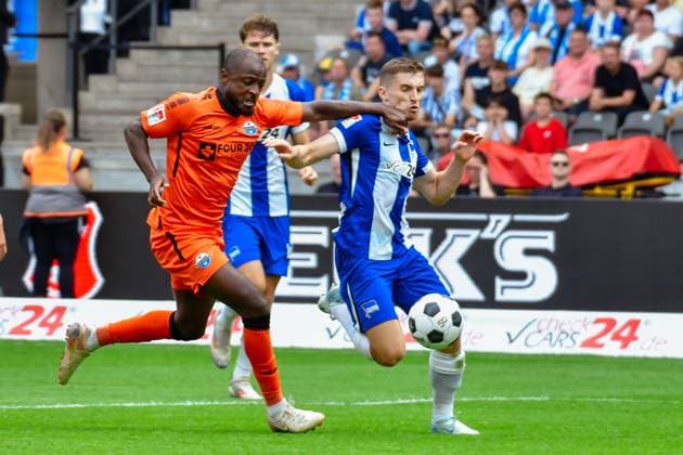 03.08.2024, xlakx, Fussball 2.Bundesliga, Hertha BSC Berlin - SC Paderborn emspor, v.l. David Kinsombi (SC Paderborn 07),Jonjoe Kenny(Hertha BSC),Zweikampf, Duell, Kampf, tackle (DFL DFB REGULATIONS PROHIBIT ANY USE OF PHOTOGRAPHS as IMAGE SEQUENCES and or QUASI-VIDEO) Daniel Lakomski JAN Huebner Berlin