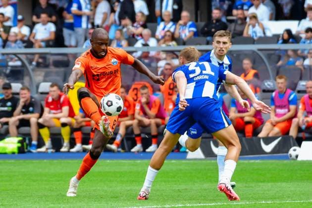 03.08.2024, xlakx, Fussball 2.Bundesliga, Hertha BSC Berlin - SC Paderborn emspor, v.l. David Kinsombi (SC Paderborn 07),Marton Dardai (Hertha BSC),Zweikampf, Duell, Kampf, tackle (DFL DFB REGULATIONS PROHIBIT ANY USE OF PHOTOGRAPHS as IMAGE SEQUENCES and or QUASI-VIDEO) Daniel Lakomski JAN Huebner Berlin