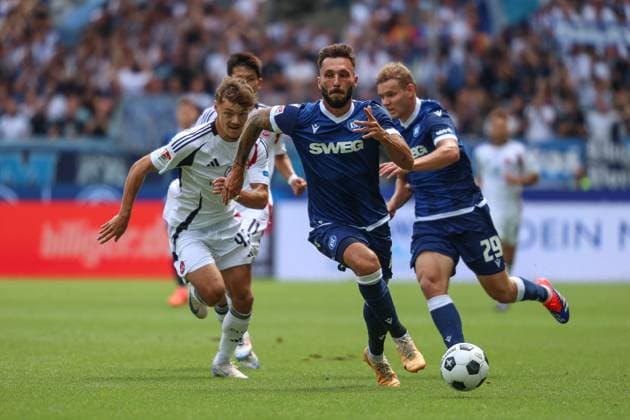 Fabian Schleusener ( Karlsruher SC, 24) vor Jannik Hofmann ( 1. FC Nuernberg, 43 ) Karlsruher SC vs. 1. FC Nuernberg, Fussball, 2. Liga, 1. Spieltag, 2024 2025, 03.08.2024 , DFL REGULATIONS PROHIBIT ANY USE OF PHOTOGRAPHS AS IMAGE SEQUENCES AND OR QUASI-VIDEO. Karlsruher SC vs. 1. FC Nuernberg, Fussball, 2. Liga, 1. Spieltag, 2024 2025, 03.08.2024 Karlsruhe
